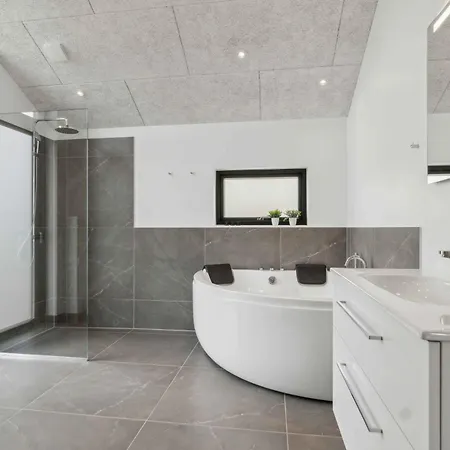 Impressive Cottage, By The Helsnaes Bay! *